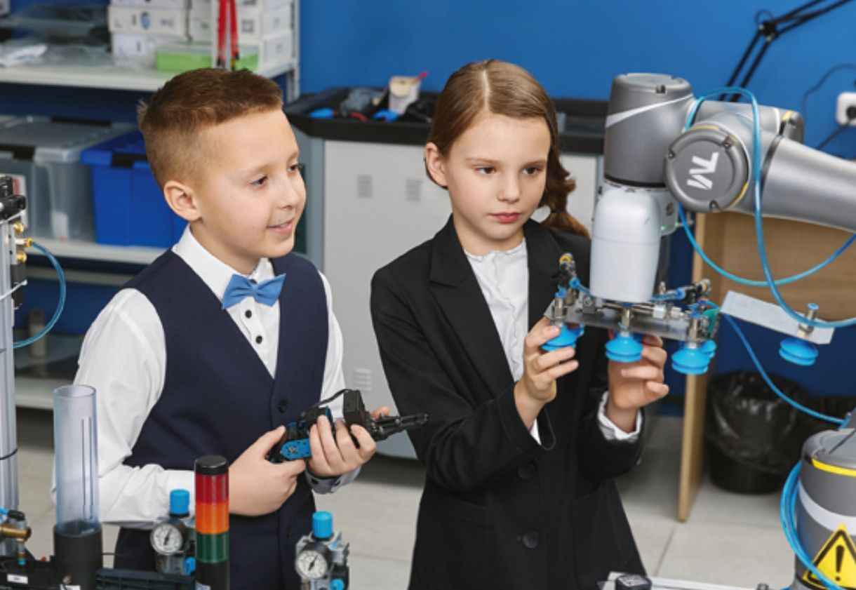 «Ушли от розового, молочного, пудрового» — «Беллегпром» показал школьную форму на 2025/2026 год