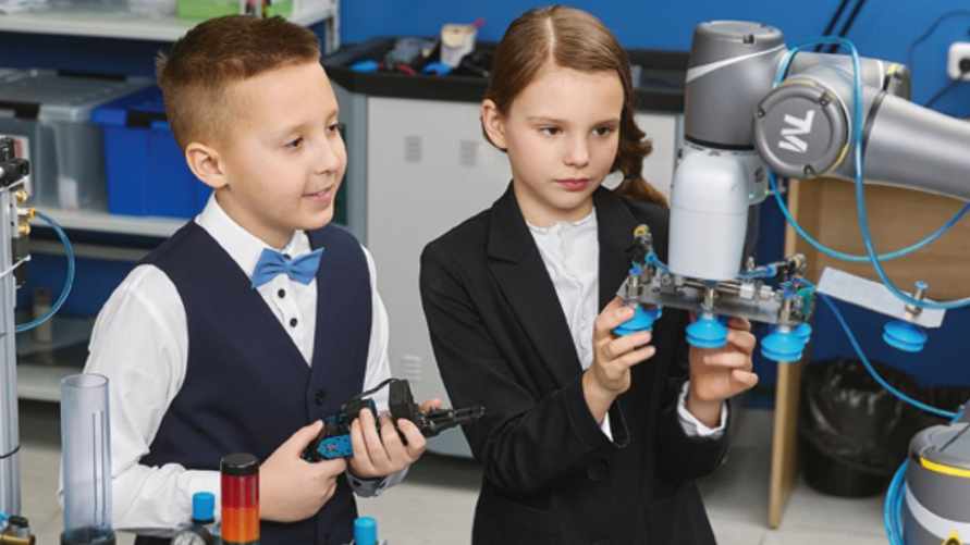 «Ушли от розового, молочного, пудрового» — «Беллегпром» показал школьную форму на 2025/2026 год