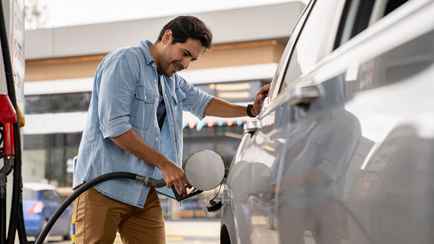 Сколько бензина могут купить на зарплату белорусы, поляки, литовцы и россияне? Эксперты опубликовали рейтинг