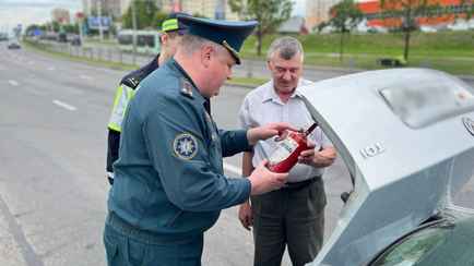 В МЧС Беларуси объяснили, когда в легковом авто обязан быть огнетушитель объёмом не менее 2 литров