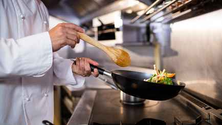 «Дешевле доставки» — Минчанка рассказала, сколько платит за готовку личному повару. Комментаторы разделились на два лагеря