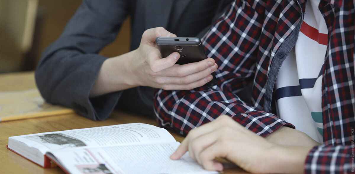 В Мингорисполкоме рассказали, где белорусские школы будут хранить "запрещенные" смартфоны учеников