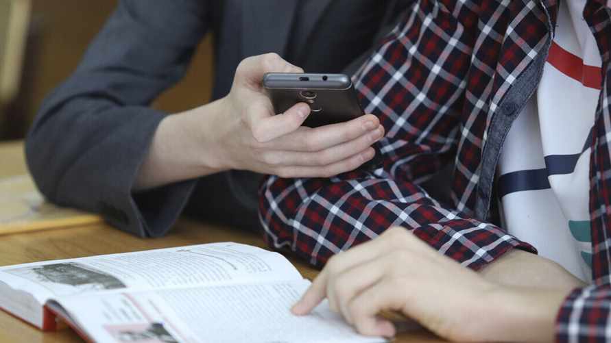 В Мингорисполкоме рассказали, где белорусские школы будут хранить "запрещенные" смартфоны учеников
