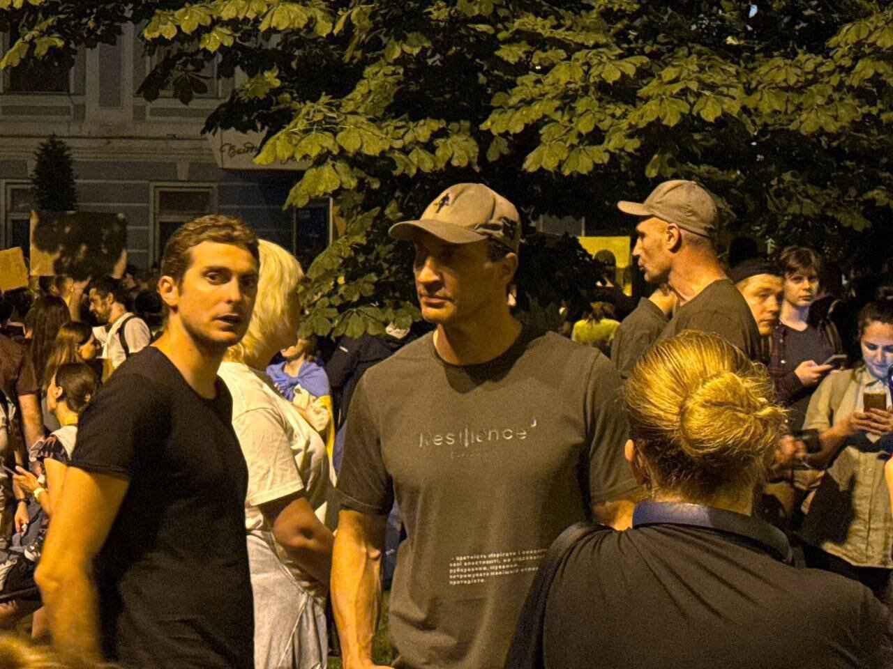 На протест против закона о НАБУ вышли Кличко и 1000 киевлян. Что сказал Зеленский?