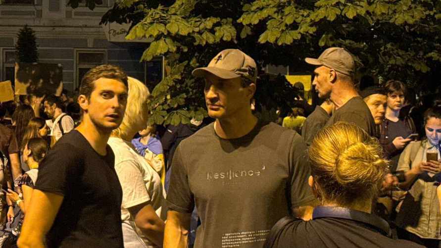 На протест против закона о НАБУ вышли Кличко и 1000 киевлян. Что сказал Зеленский?