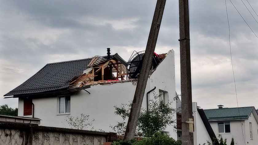 Перевернутые авто, сорванные крыши и выбитые окна. Под Минском созвали комиссию по ЧС из-за последствий суперячейки