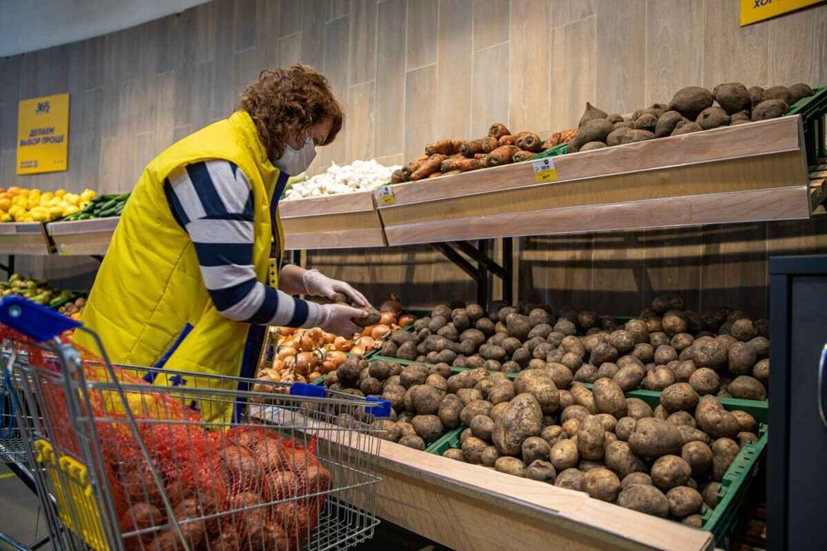 Лукашенко подписал закон о штрафах за отсутствие овощей в магазинах