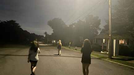 Можно ли ребёнку гулять после 23:00 с совершеннолетним другом? А наблюдать за ним из окна? В милиции Минщины объяснили