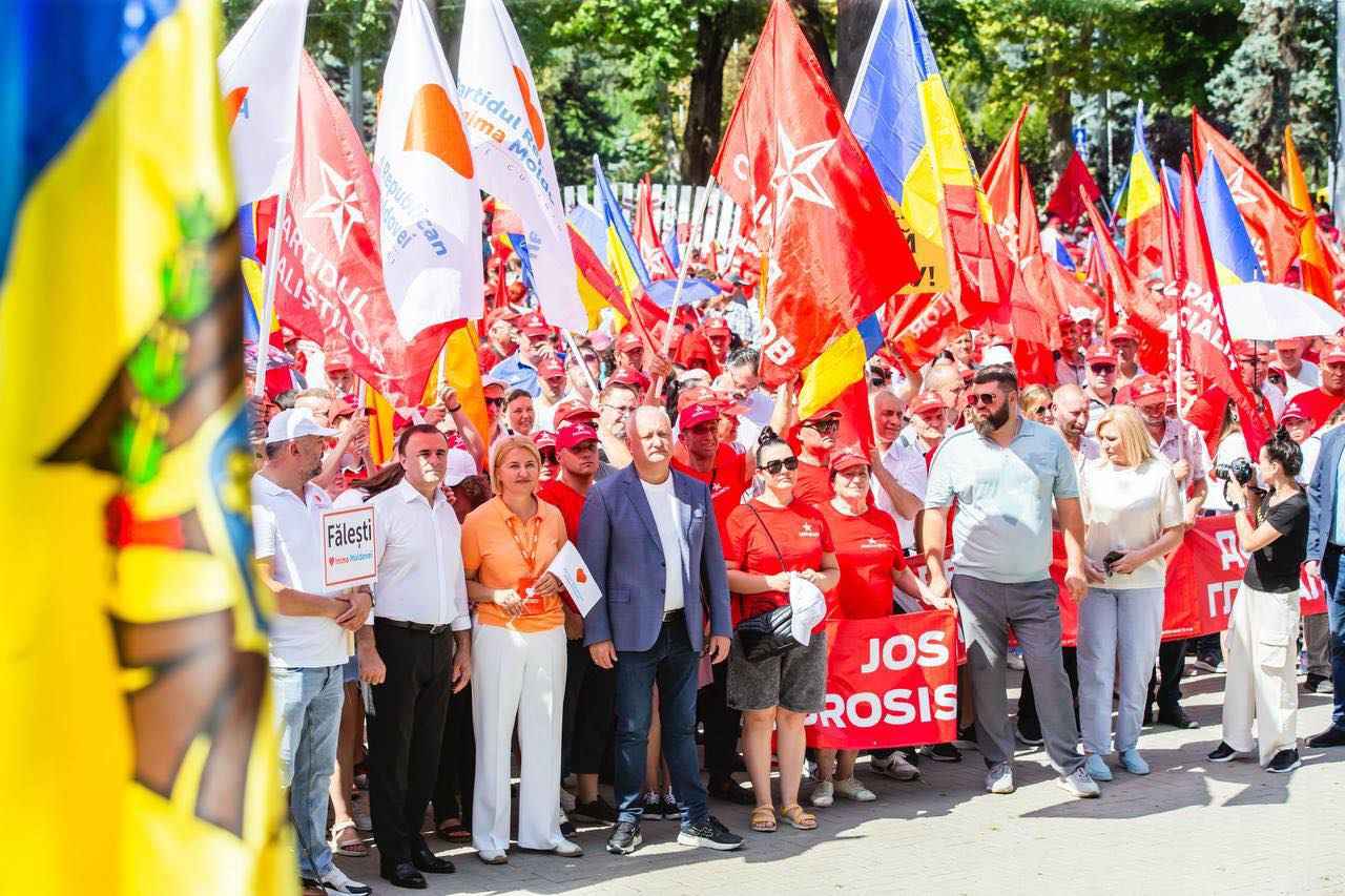 Оппозиционные партии устроили в Кишиневе митинг. Полиция обвинила организаторов в плате участникам