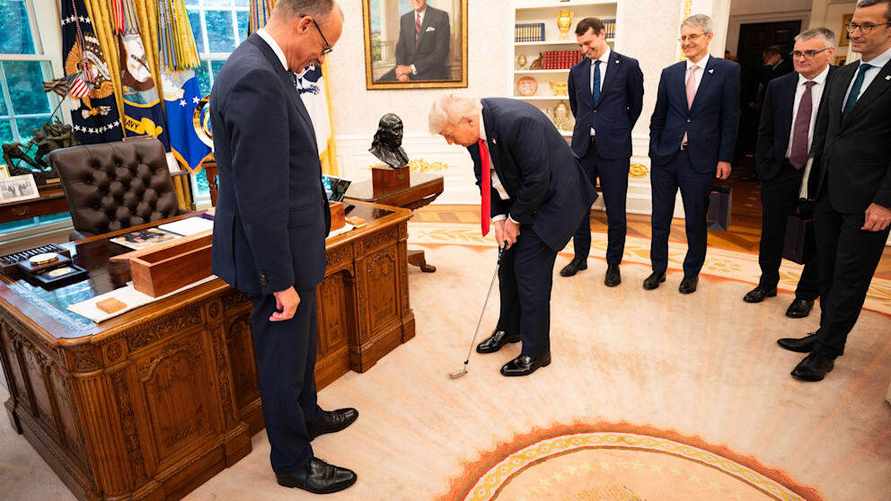 "Дипломатия чековых книжек" - Стало известно, кто убедил Трампа поставить Украине оружие