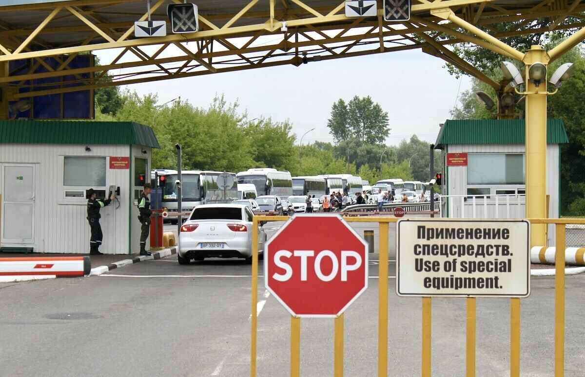 Польша приостановила пропуск легковых авто на границе с Беларусью? Что говорят в ГТК