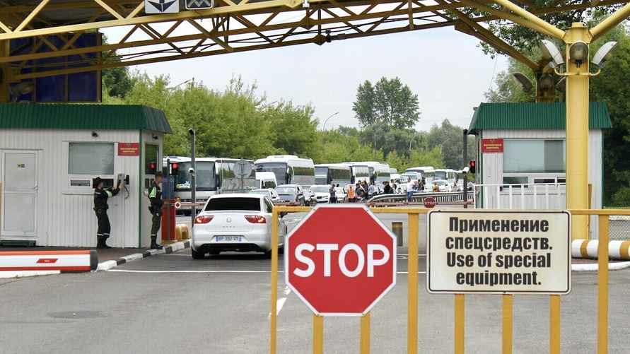 Польша приостановила пропуск легковых авто на границе с Беларусью? Что говорят в ГТК