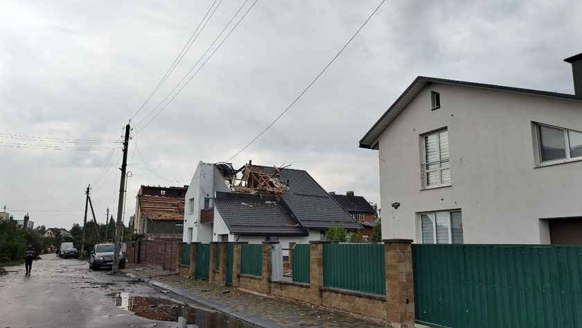Перевернутые авто, сорванные крыши и выбитые окна. Под Минском созвали комиссию по ЧС из-за последствий суперячейки