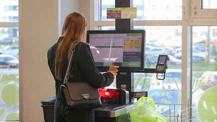 Так как теперь белорусам сканировать товары на кассах самообслуживания? В Совмине пояснили