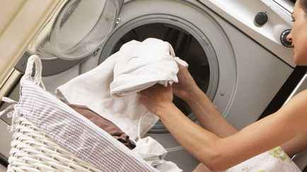 Добавьте в стиралку этот продукт. Постельное белье станет белее и чище