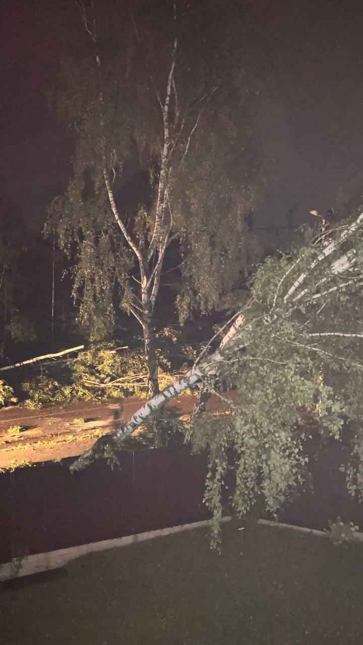 Перевернутые авто, сорванные крыши и выбитые окна. Под Минском созвали комиссию по ЧС из-за последствий суперячейки