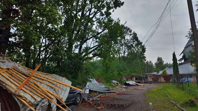 Перевернутые авто, сорванные крыши и выбитые окна. Под Минском созвали комиссию по ЧС из-за последствий суперячейки