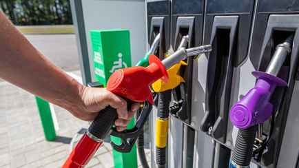 Белорусам предложили скидку 10 рублей на всех заправках. Но только в один день недели