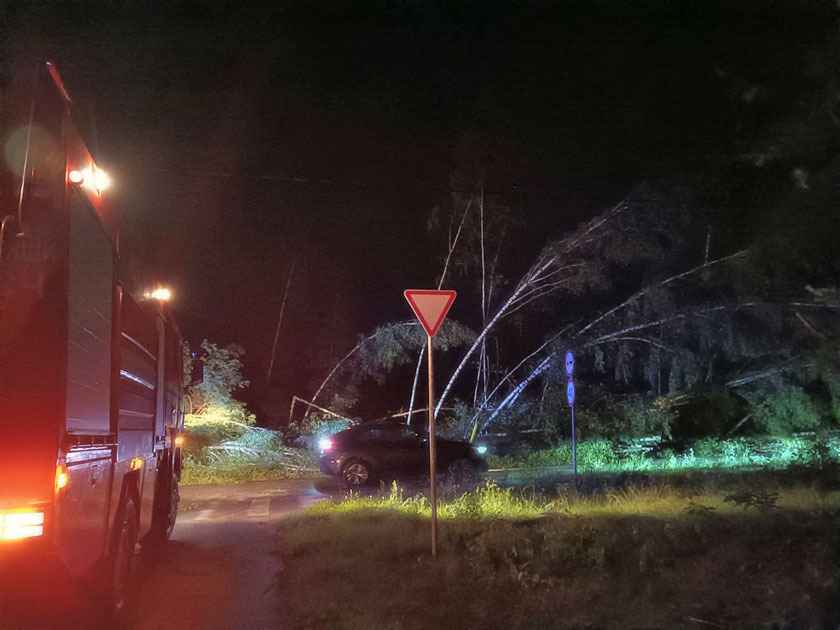 Перевернутые авто, сорванные крыши и выбитые окна. Под Минском созвали комиссию по ЧС из-за последствий суперячейки