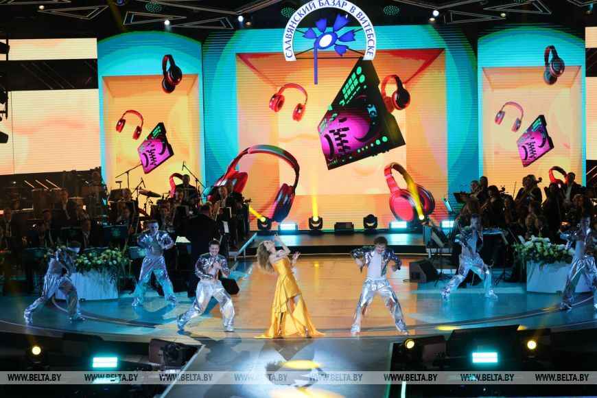 В Витебске с салютом закрыли «Славянский базар». Зрители показали «дополнительные эффекты» на концертах