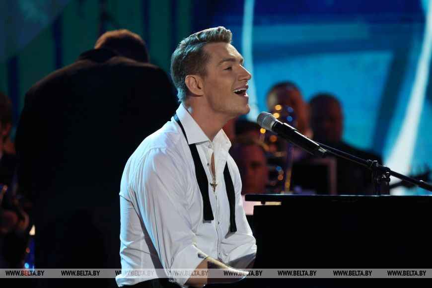 В Витебске с салютом закрыли «Славянский базар». Зрители показали «дополнительные эффекты» на концертах