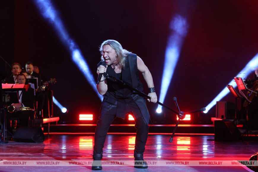 В Витебске с салютом закрыли «Славянский базар». Зрители показали «дополнительные эффекты» на концертах