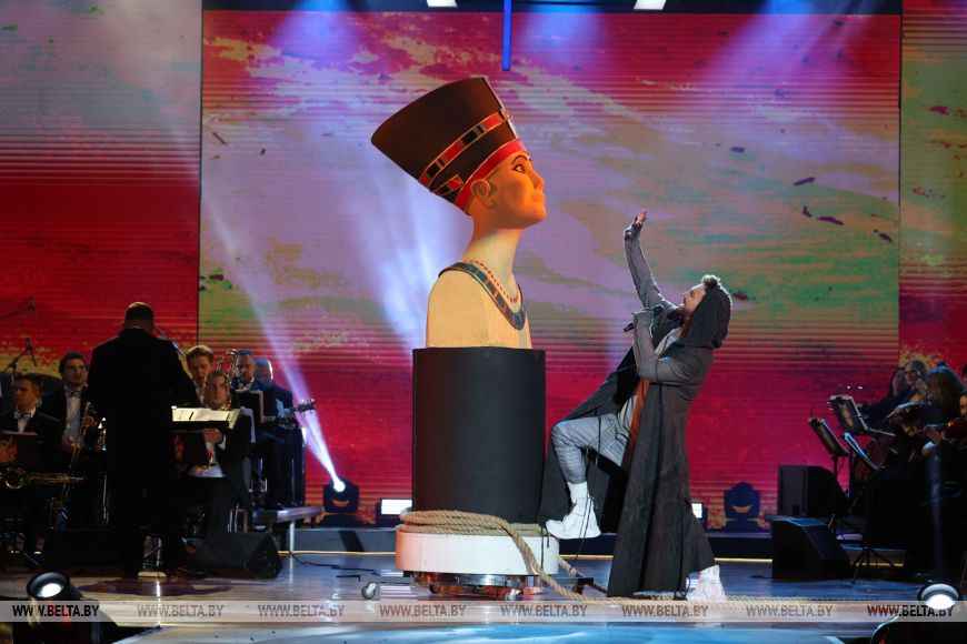 В Витебске с салютом закрыли «Славянский базар». Зрители показали «дополнительные эффекты» на концертах