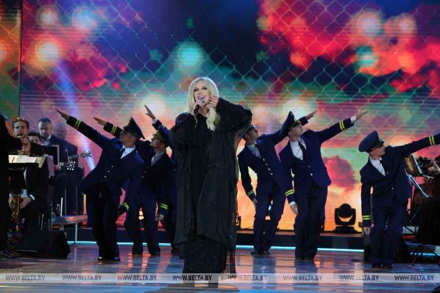 В Витебске с салютом закрыли «Славянский базар». Зрители показали «дополнительные эффекты» на концертах