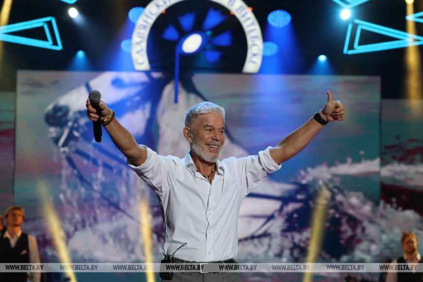 В Витебске с салютом закрыли «Славянский базар». Зрители показали «дополнительные эффекты» на концертах