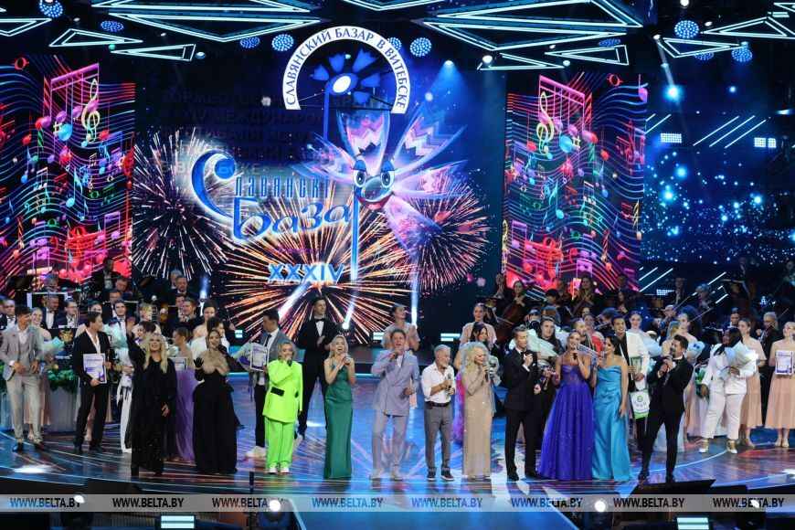 В Витебске с салютом закрыли «Славянский базар». Зрители показали «дополнительные эффекты» на концертах