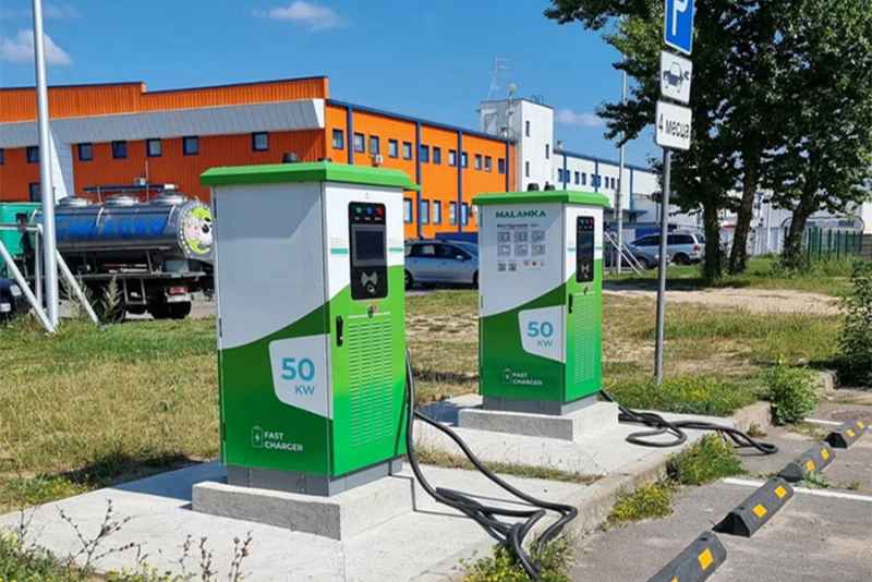 Белнефтехим предупредил о 4 часах, когда некоторые не смогут зарядить электромобили