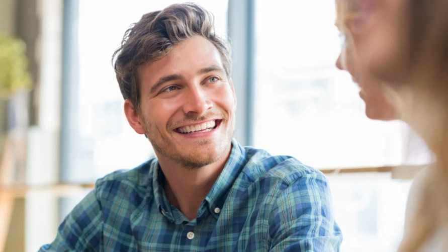 Нейробиолог призвала всегда смотреть собеседнику в левый глаз. Это зачем?