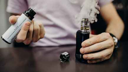 «Нельзя перегибать палку» — Власти России выступили против полного запрета на вейпы