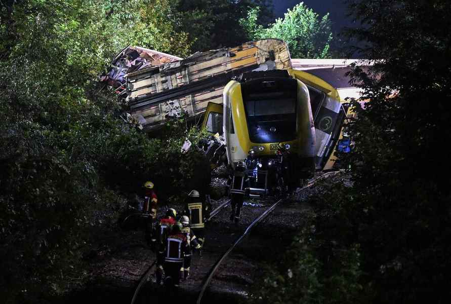 В Германии сошел с рельсов поезд - трое погибших. Виноваты ливни?