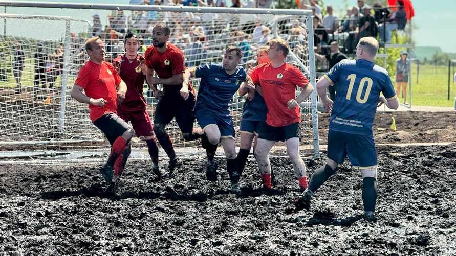 Под Марьиной Горкой стартовал Чемпионат Беларуси по торфяному футболу