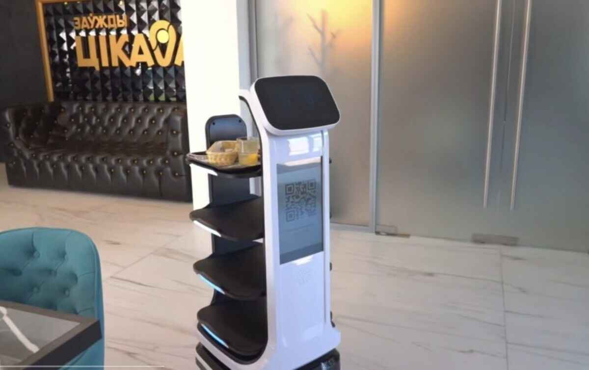 "Не требует чаевых" - В Минске в кафе "Белоруснефти" начал работать робот-официант. Как попасть?