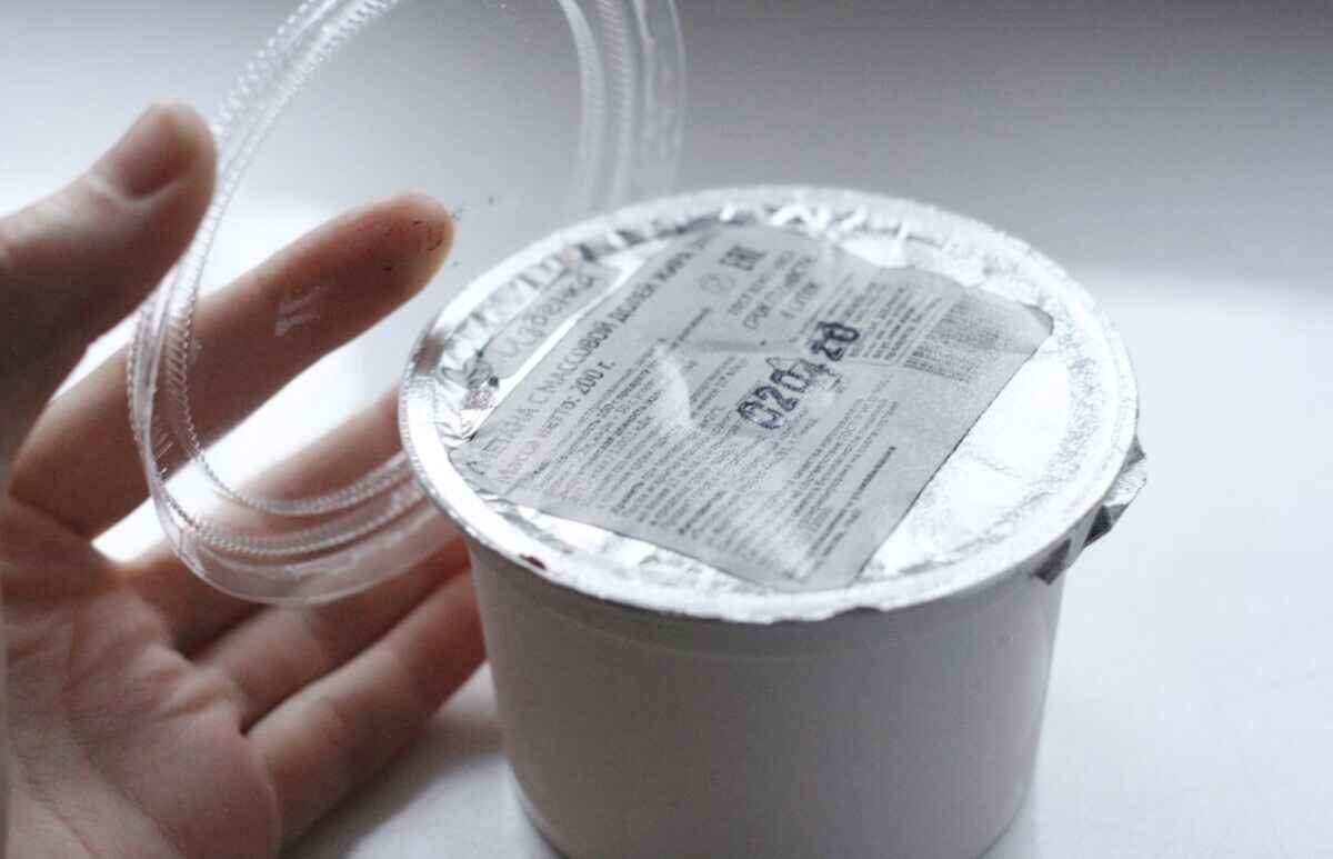 Почему крышечки на стаканчиках со сметаной и йогуртами стало не оторвать? Эксперт дал два объяснения