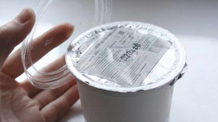Почему крышечки на стаканчиках со сметаной и йогуртами стало не оторвать? Эксперт дал два объяснения