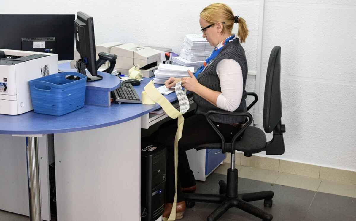 Белпочта позвала на работу в Минске. Кому пообещали трансфер, а кому - 2100 рублей на руки?