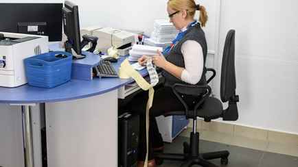 Белпочта позвала на работу в Минске. Кому пообещали трансфер, а кому — 2100 рублей на руки?