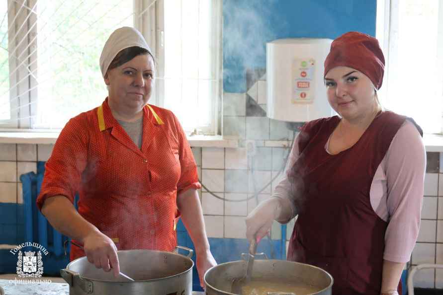 В сети появилось меню белорусских комбайнеров. Что привозят прямо на поле?