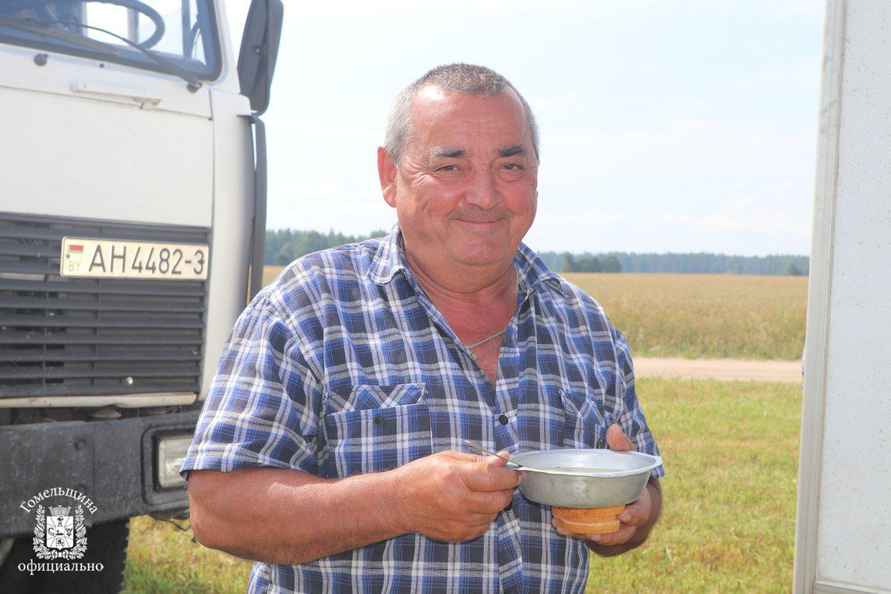 В сети появилось меню белорусских комбайнеров. Что привозят прямо на поле?