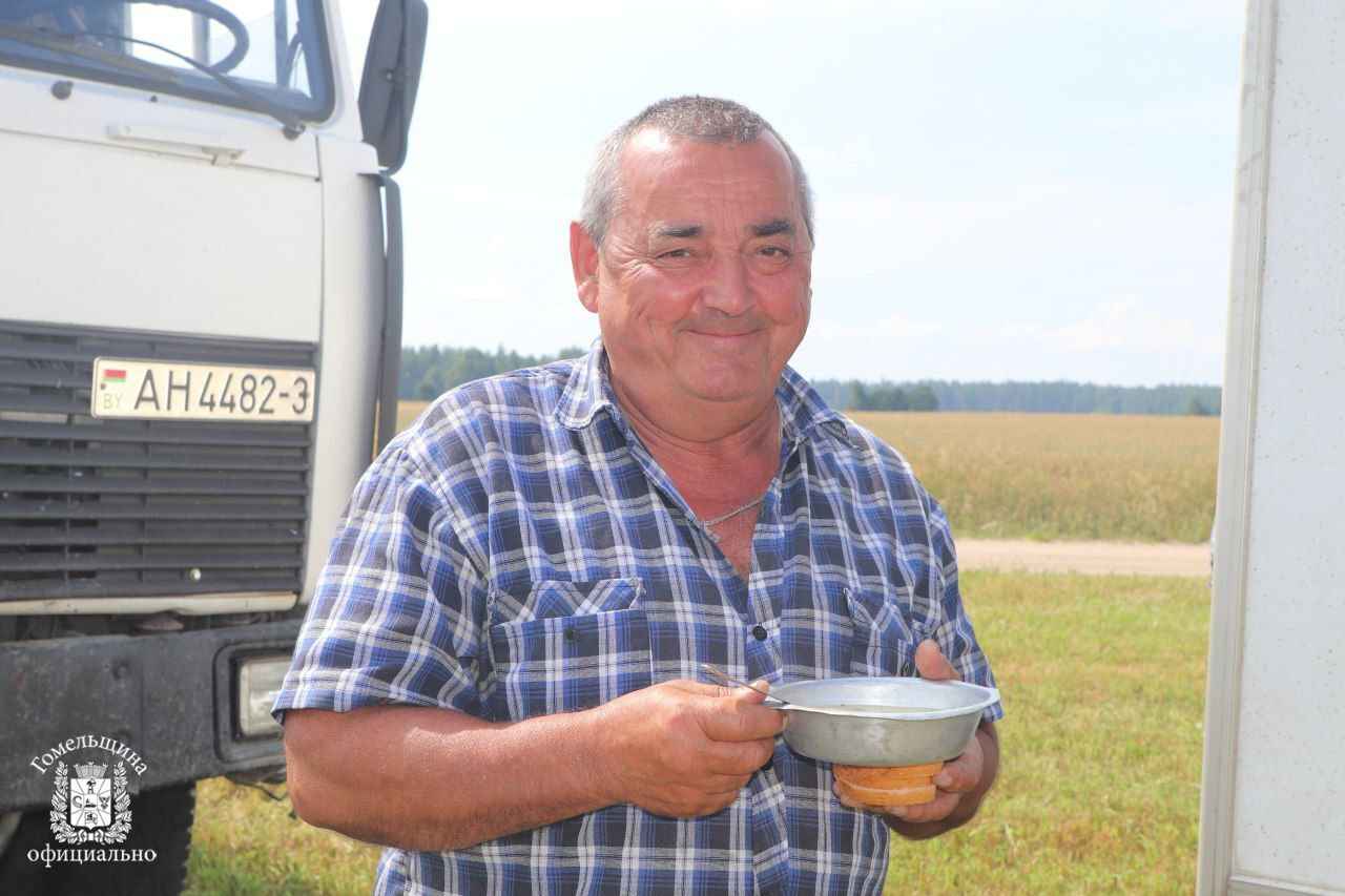 В сети появилось меню белорусских комбайнеров. Что привозят прямо на поле?