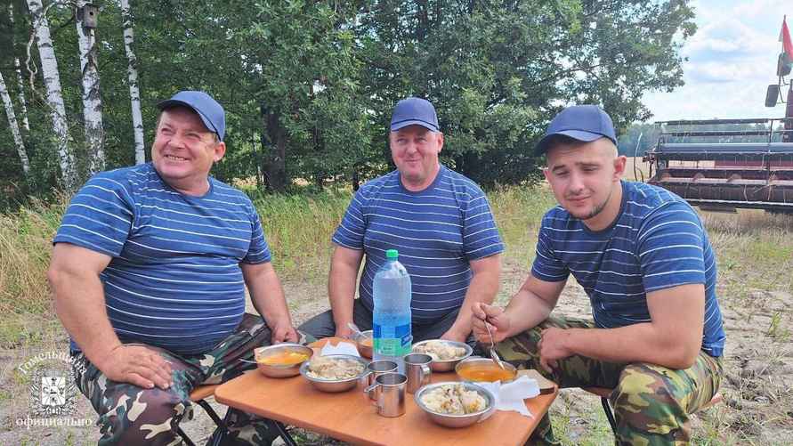 В сети появилось меню белорусских комбайнеров. Что привозят прямо на поле?