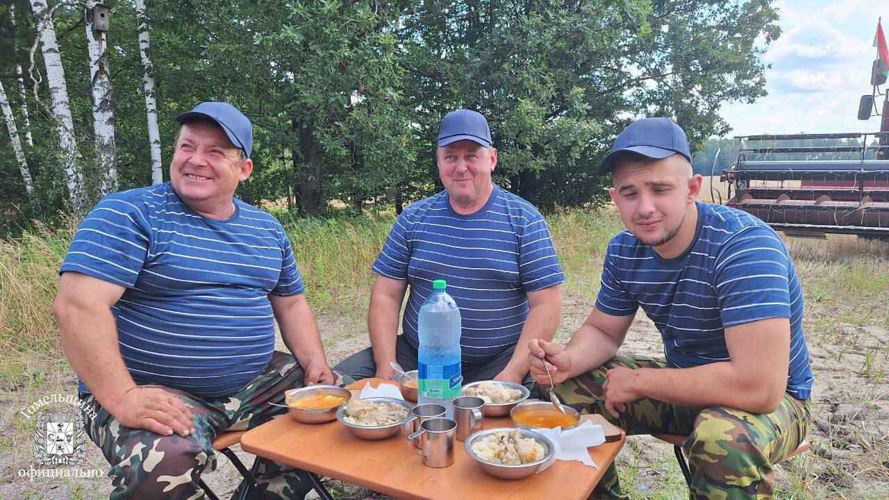 В сети появилось меню белорусских комбайнеров. Что привозят прямо на поле?