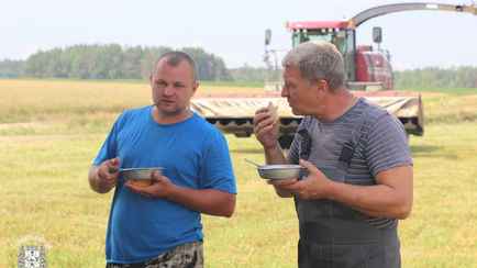 В сети появилось меню белорусских комбайнеров. Что привозят прямо на поле?