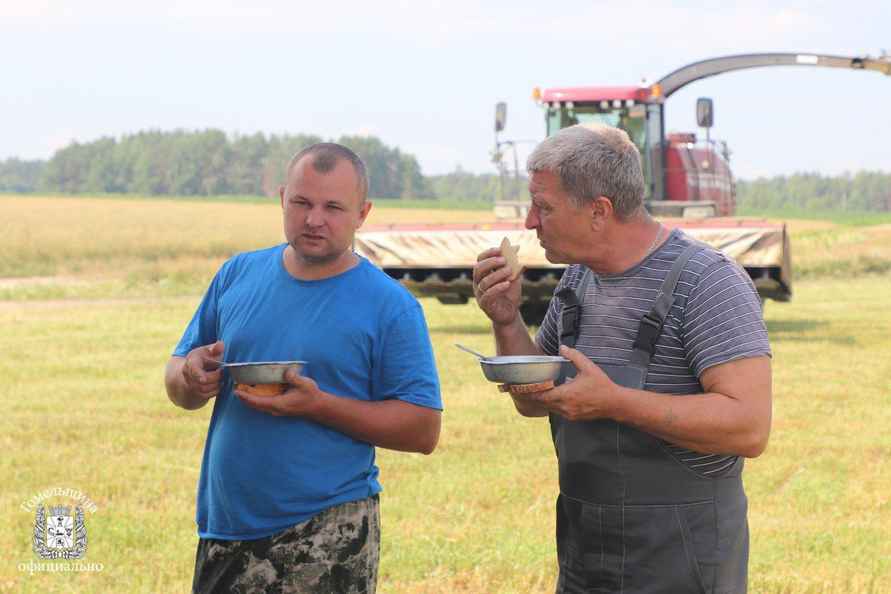 В сети появилось меню белорусских комбайнеров. Что привозят прямо на поле?