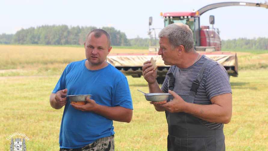 В сети появилось меню белорусских комбайнеров. Что привозят прямо на поле?
