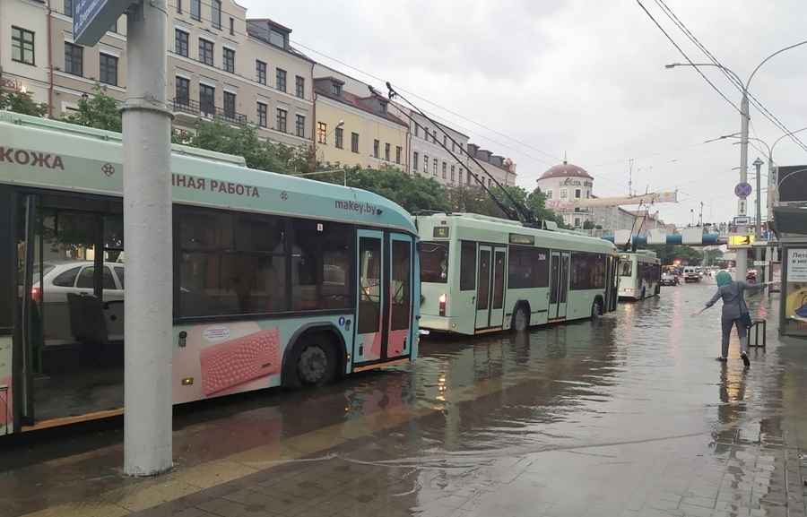 Минск снова подтопило. В Минсктрансе предупредили, где перестал ходить общественный транспорт