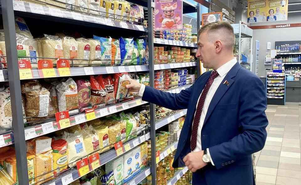 Стабильность и снижение? Депутаты отчитались о проверках цен в магазинах по всей Беларуси